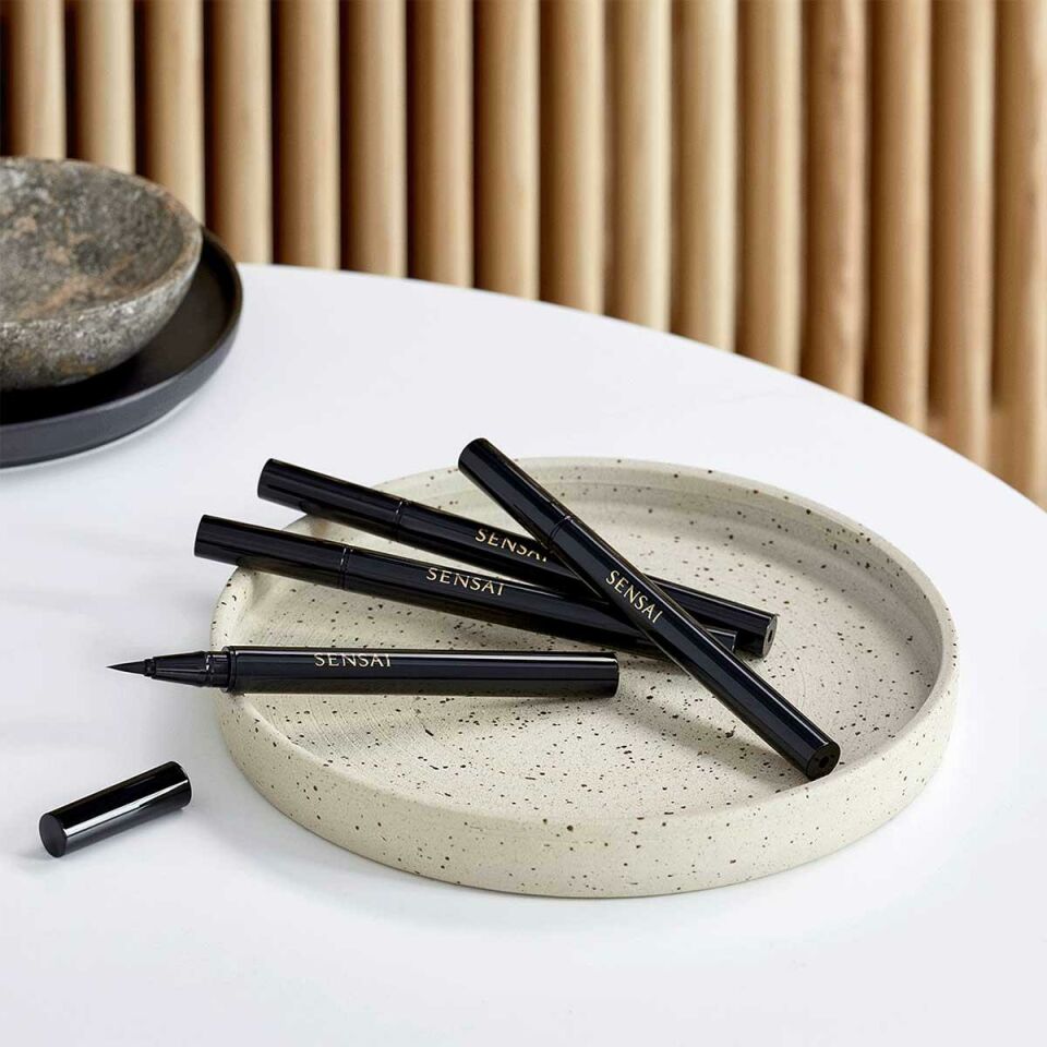 Designing Liquid Eyeliner Designing Liquid Eyeliner 01 Black - Eyeliner